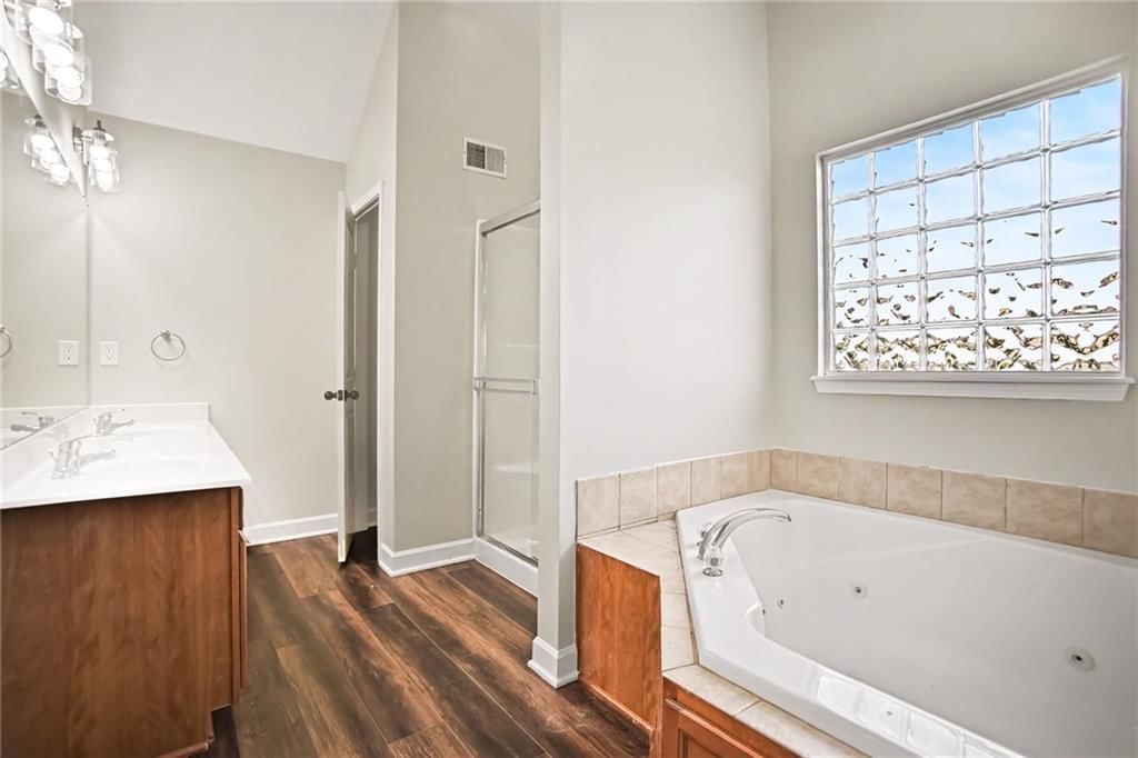 Photo 16 of 33 - 9218 N Kirkwood Avenue, Kansas City, MO 64154