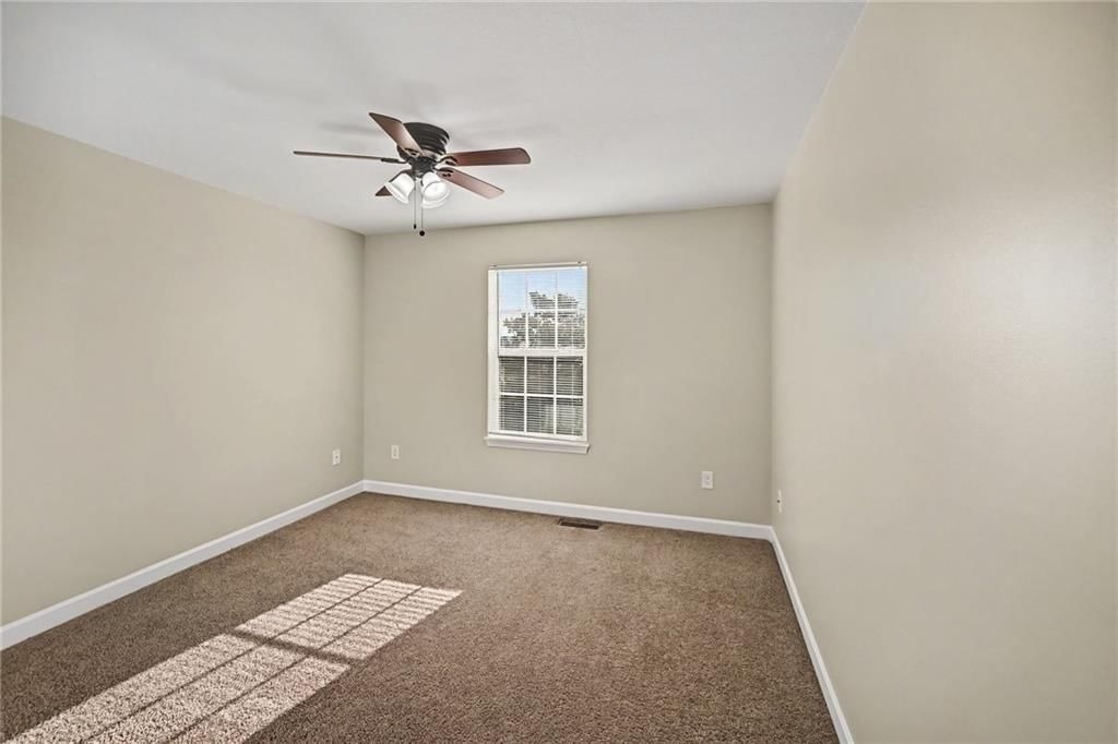 Photo 18 of 33 - 9218 N Kirkwood Avenue, Kansas City, MO 64154