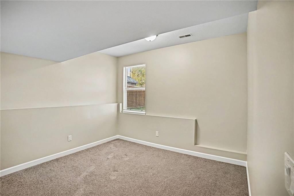 Photo 21 of 33 - 9218 N Kirkwood Avenue, Kansas City, MO 64154