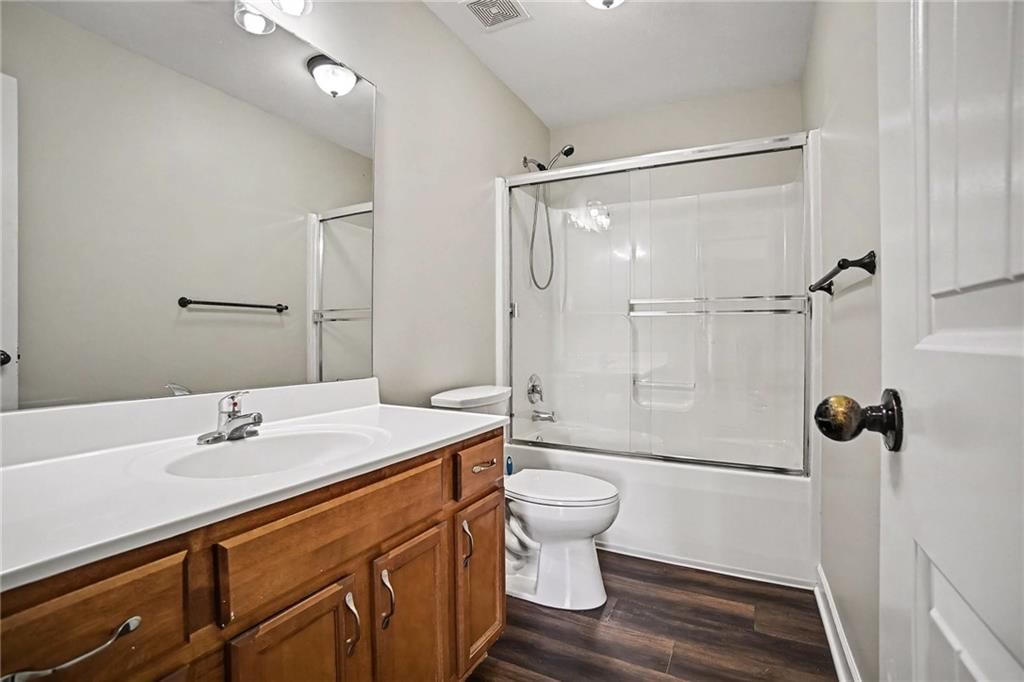 Photo 25 of 33 - 9218 N Kirkwood Avenue, Kansas City, MO 64154