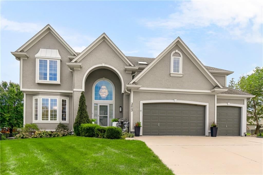 2413 SW Regency Drive, Lee's Summit, MO: listing photo 2