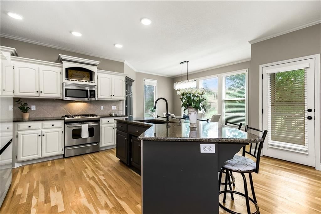 Photo 11 of 45 - 2413 SW Regency Drive, Lee's Summit, MO 64082
