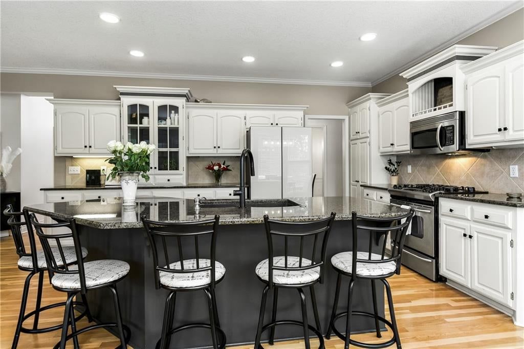 2413 SW Regency Drive, Lee's Summit, MO