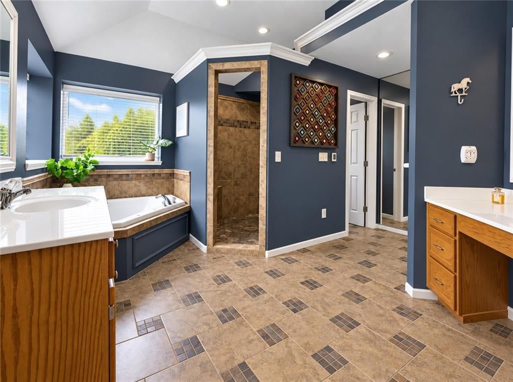 Photo 25 of 45 - 2413 SW Regency Drive, Lee's Summit, MO 64082