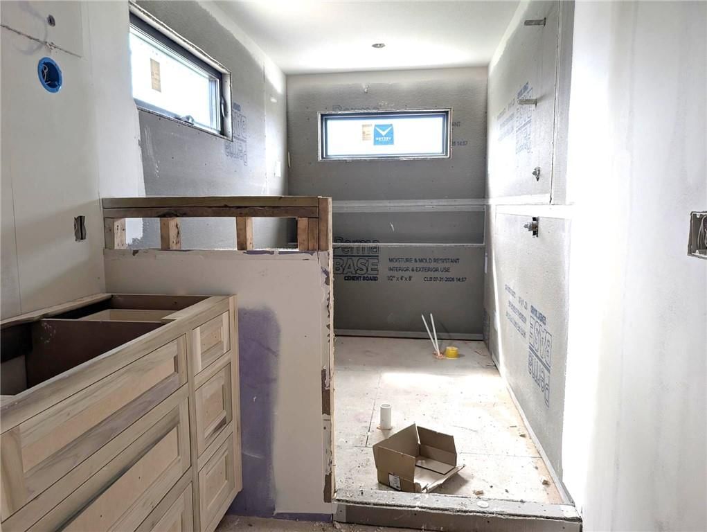 Tray ceiling at 7801 NE 103rd Terrace, Kansas City, MO 64057