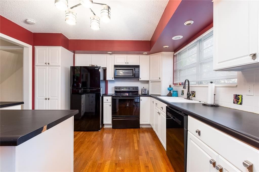 Photo 14 of 37 - 10804 Glenwood Street, Overland Park, KS 66211