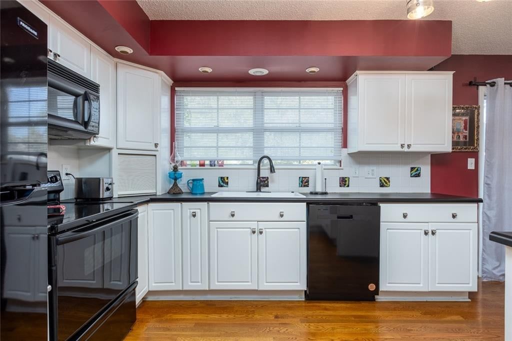 Photo 15 of 37 - 10804 Glenwood Street, Overland Park, KS 66211