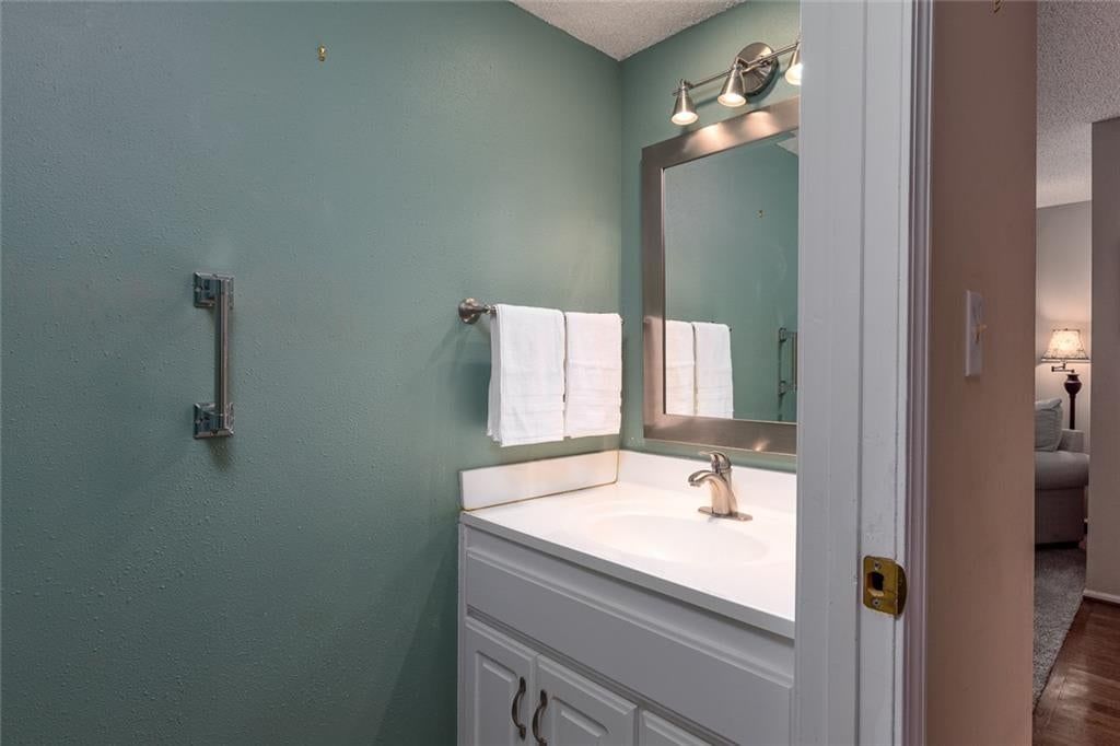 Photo 17 of 37 - 10804 Glenwood Street, Overland Park, KS 66211