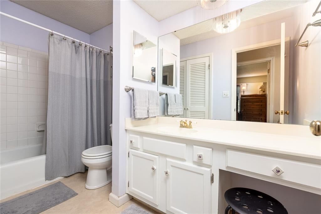 Photo 20 of 37 - 10804 Glenwood Street, Overland Park, KS 66211