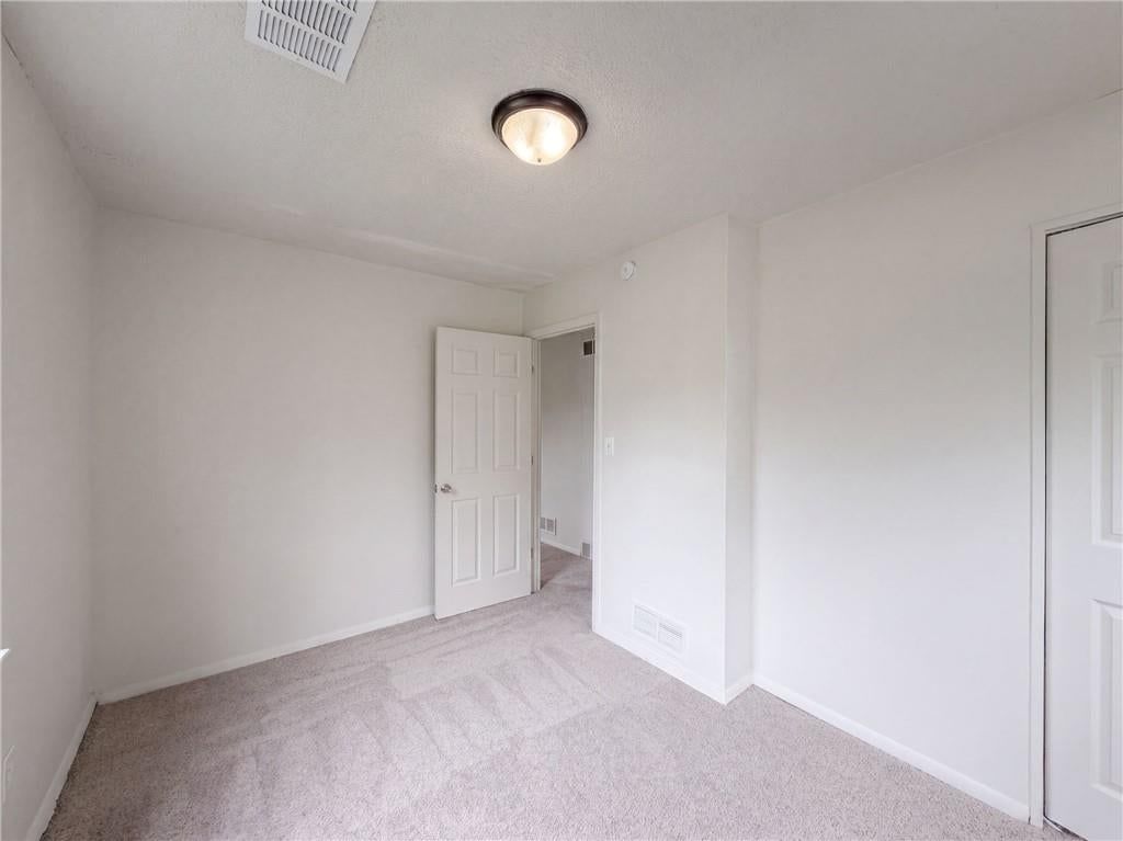 4770 Woodend Avenue — photo 8