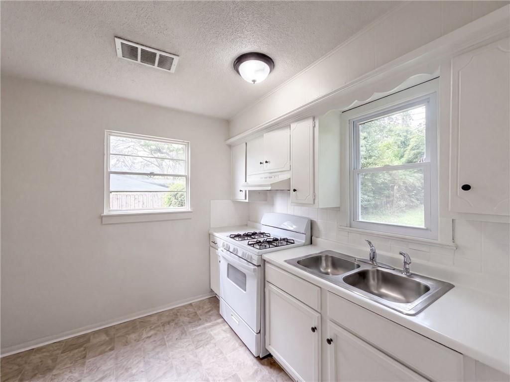 4770 Woodend Avenue — photo 14