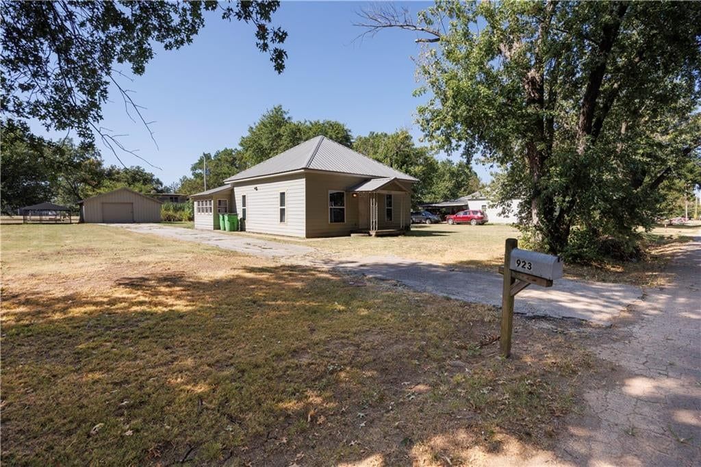 923 E 7th Street — photo 30