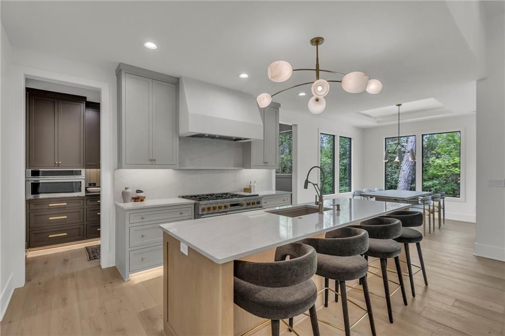 Photo 18 of 46 - 18400 Floyd Street, Overland Park, KS 66085