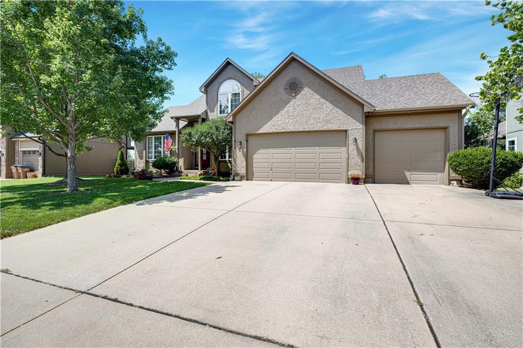 826 Trailway Drive, Raymore, MO
