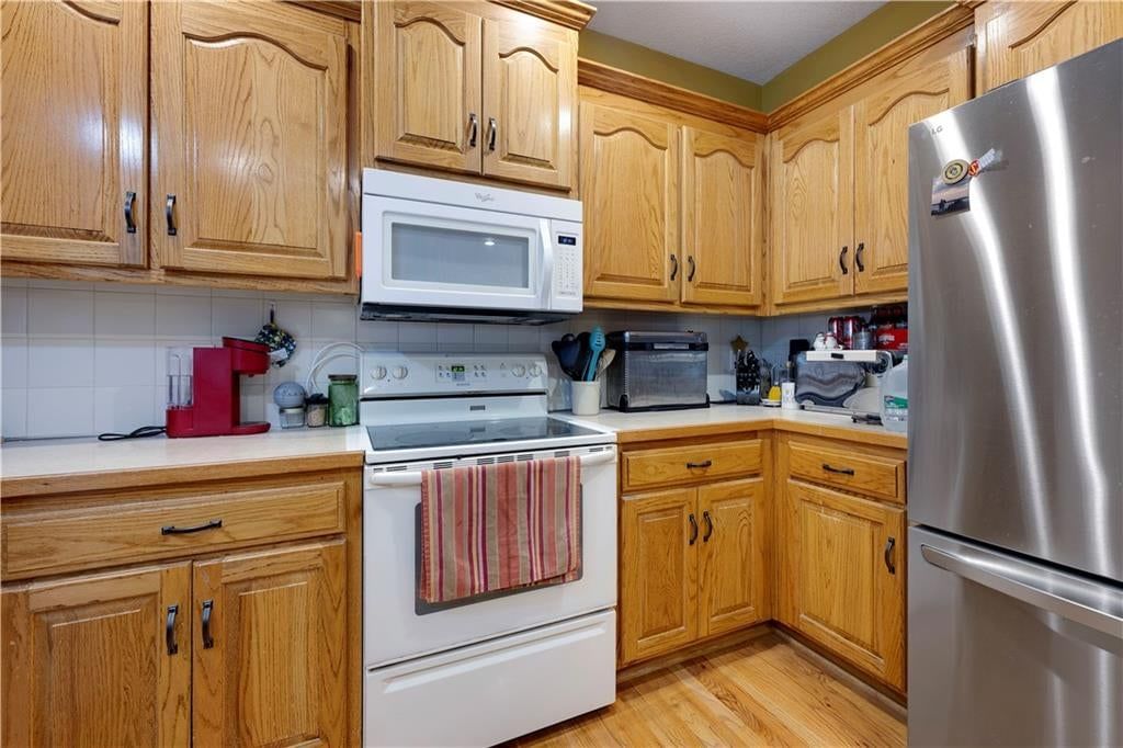 Photo 11 of 30 - 826 Trailway Drive, Raymore, MO 64083