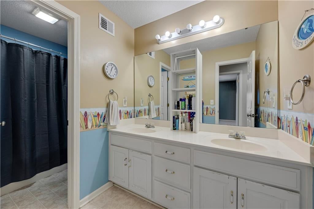 Photo 21 of 30 - 826 Trailway Drive, Raymore, MO 64083