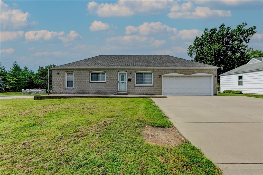 218 SW Opal Drive, Lee's Summit, MO: listing photo 2