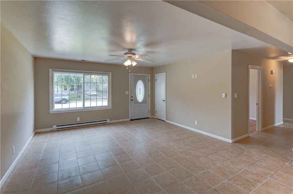 Photo 5 of 52 - 218 SW Opal Drive, Lee's Summit, MO 64081