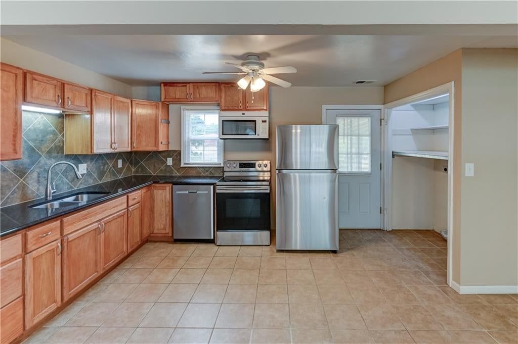 Photo 9 of 52, 218 SW Opal Drive, Lee's Summit, MO 64081