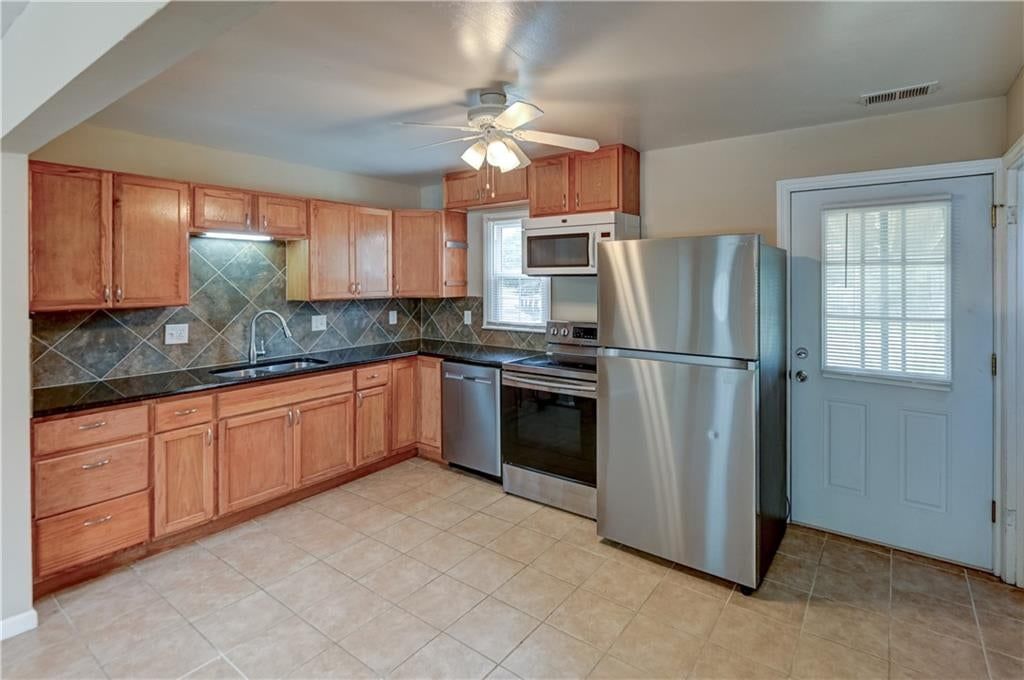 Photo 10 of 52 - 218 SW Opal Drive, Lee's Summit, MO 64081