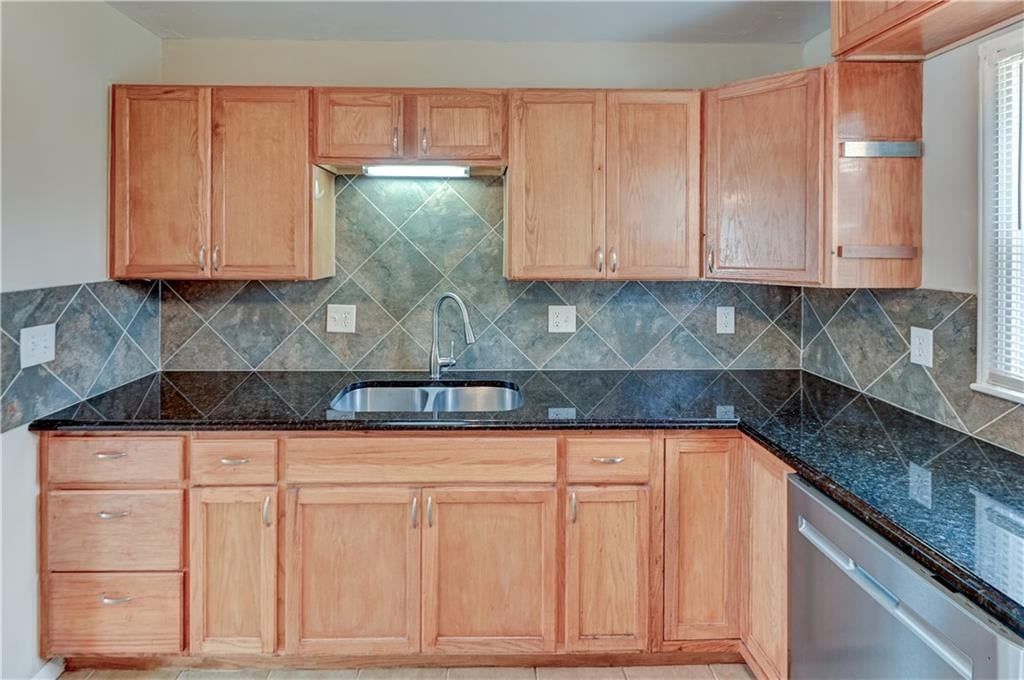 Photo 12 of 52 - 218 SW Opal Drive, Lee's Summit, MO 64081