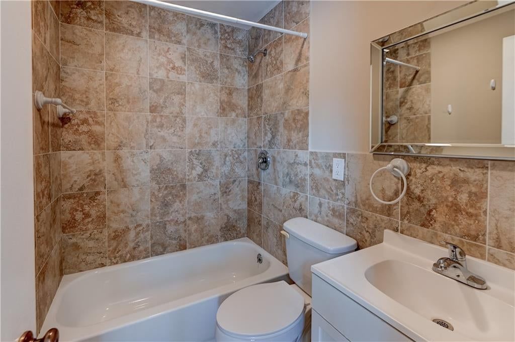 Photo 16 of 52 - 218 SW Opal Drive, Lee's Summit, MO 64081
