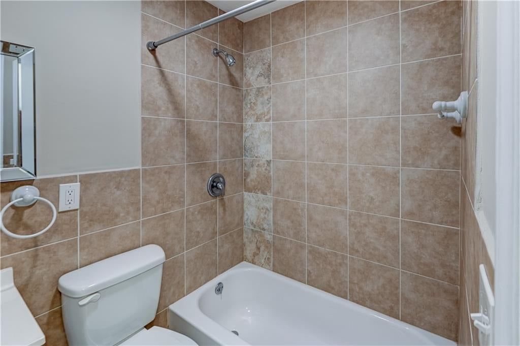 Photo 23 of 52 - 218 SW Opal Drive, Lee's Summit, MO 64081