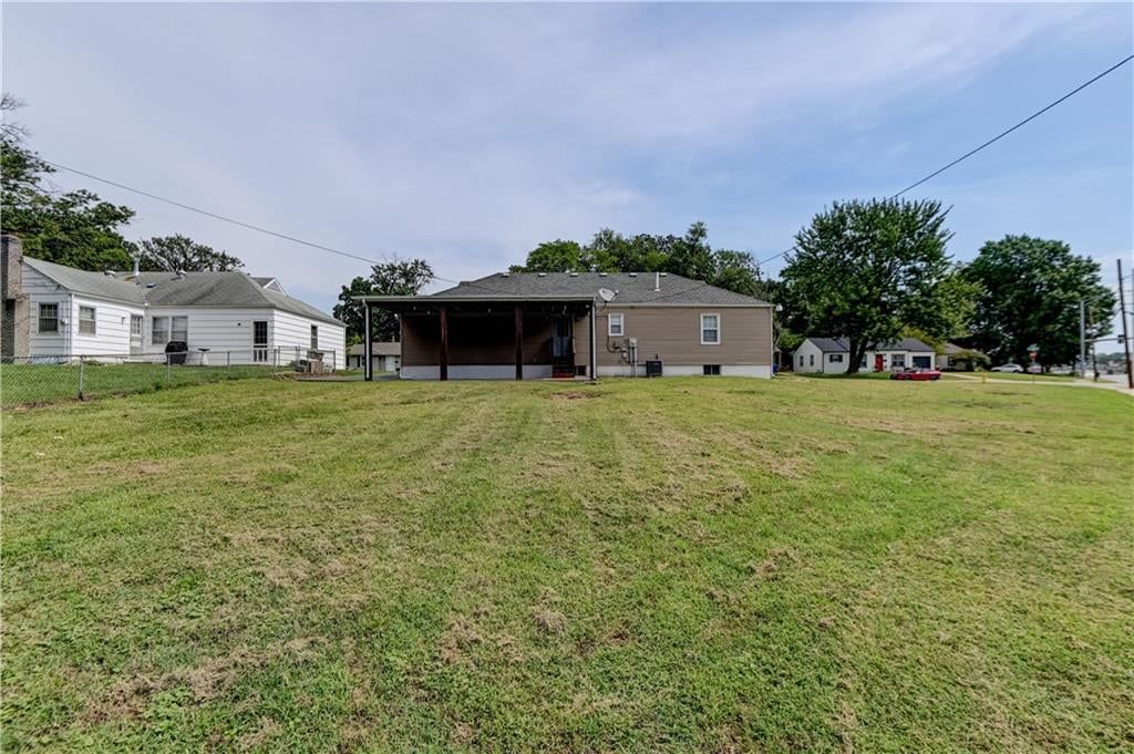 Photo 33 of 52 - 218 SW Opal Drive, Lee's Summit, MO 64081