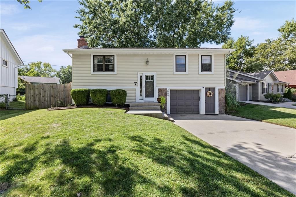 2009 E Arrowhead Drive, Olathe, KS
