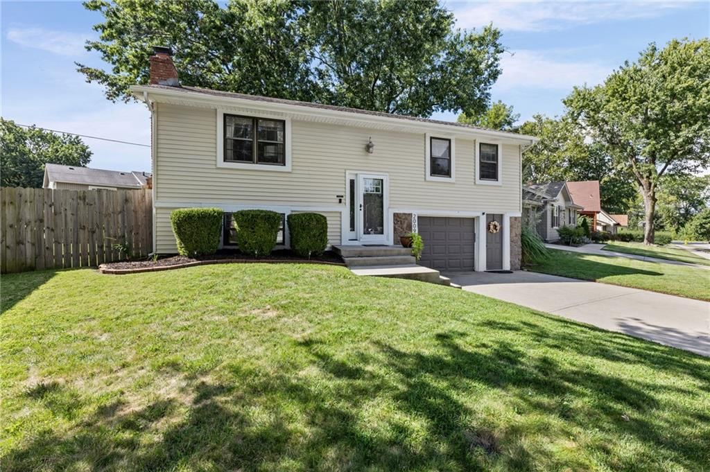 2009 E Arrowhead Drive, Olathe, KS: listing photo 2