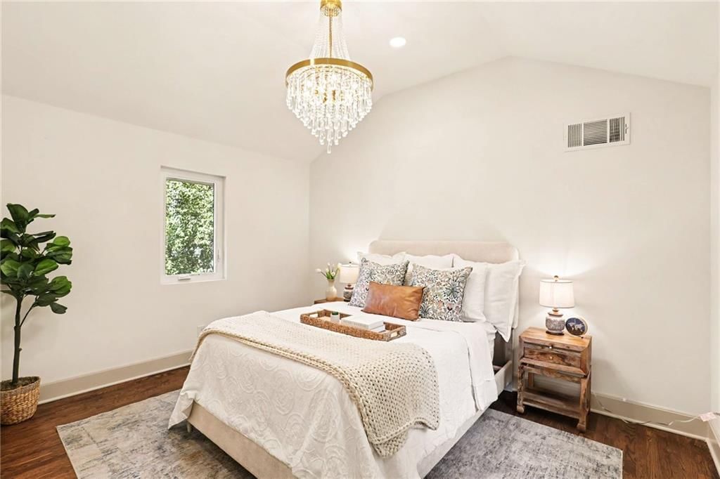 5605 Kenwood Avenue — photo 4