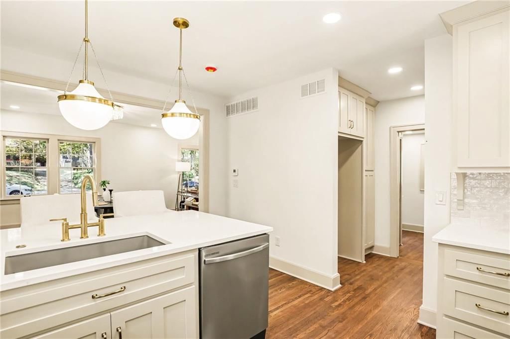 5605 Kenwood Avenue — photo 19