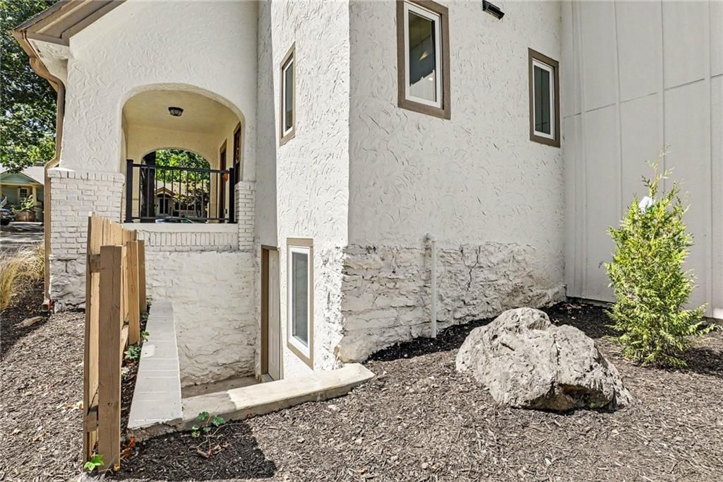 5605 Kenwood Avenue — photo 26