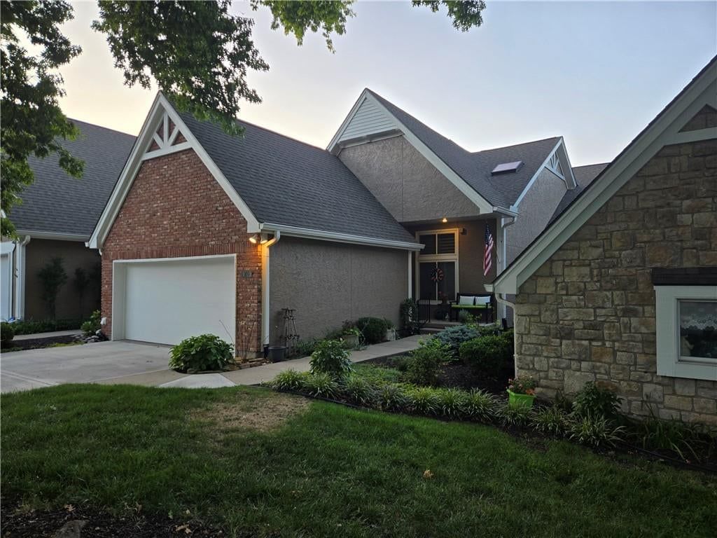 109 Pointe Drive — photo 1