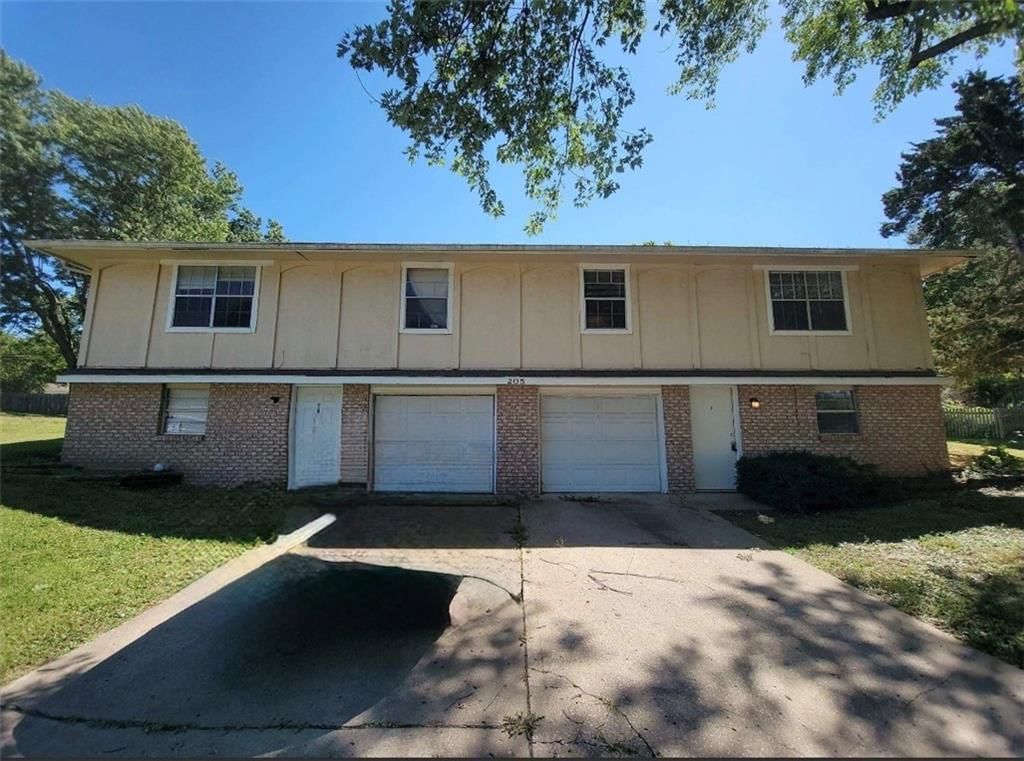 205 NE Westwind Drive, Lee's Summit, MO