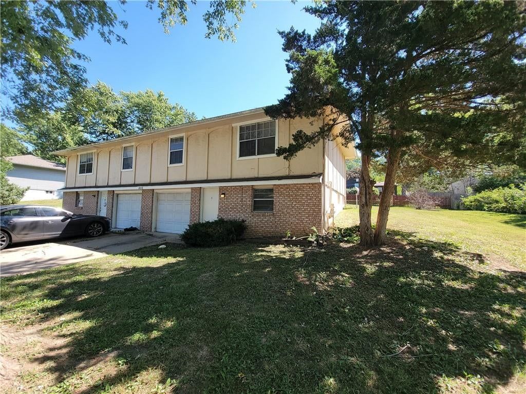 205 NE Westwind Drive, Lee's Summit, MO: listing photo 2
