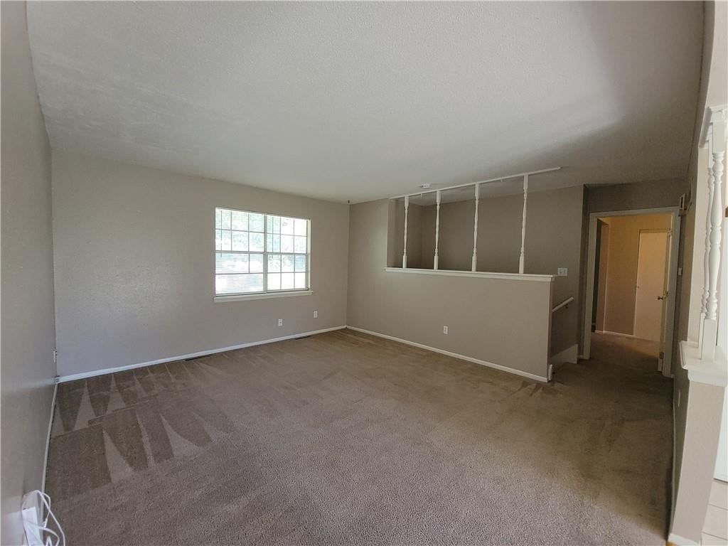 Photo 4 of 29 - 205 NE Westwind Drive, Lee's Summit, MO 64086