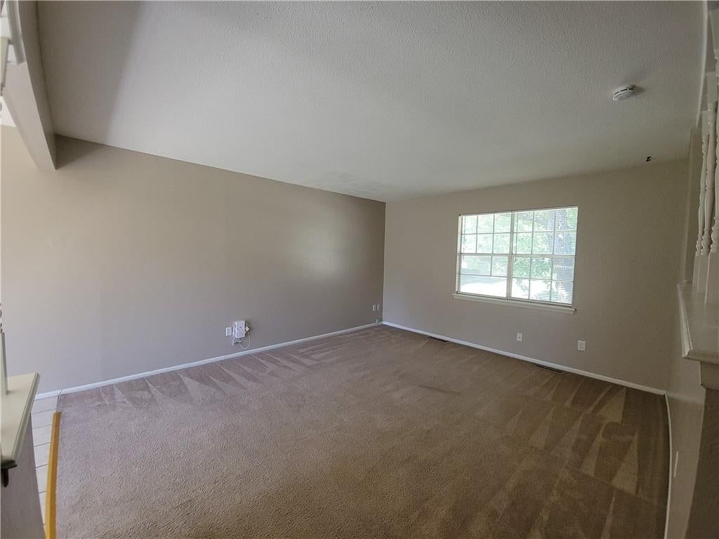 Photo 6 of 29 - 205 NE Westwind Drive, Lee's Summit, MO 64086