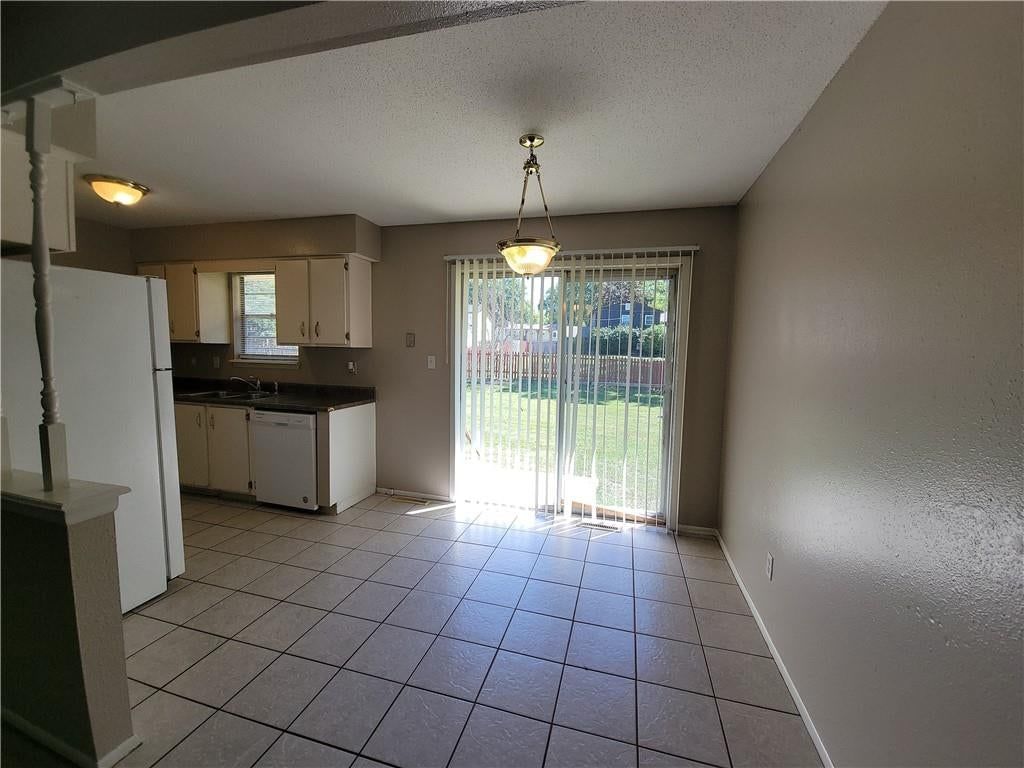 Photo 8 of 29 - 205 NE Westwind Drive, Lee's Summit, MO 64086