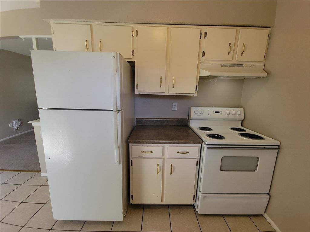 Photo 10 of 29 - 205 NE Westwind Drive, Lee's Summit, MO 64086