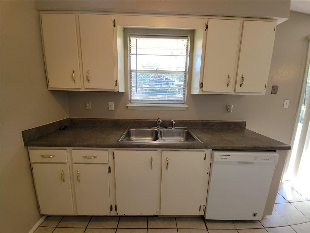 Photo 11 of 29 - 205 NE Westwind Drive, Lee's Summit, MO 64086