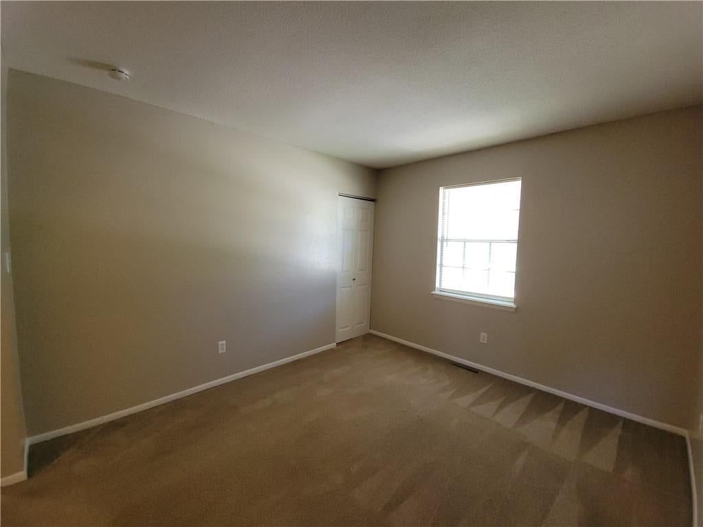 Photo 12 of 29 - 205 NE Westwind Drive, Lee's Summit, MO 64086