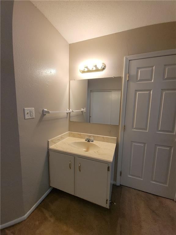 Photo 14 of 29 - 205 NE Westwind Drive, Lee's Summit, MO 64086