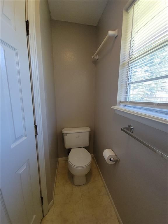 Photo 16 of 29 - 205 NE Westwind Drive, Lee's Summit, MO 64086