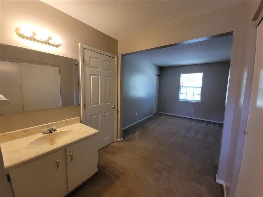 Photo 17 of 29 - 205 NE Westwind Drive, Lee's Summit, MO 64086