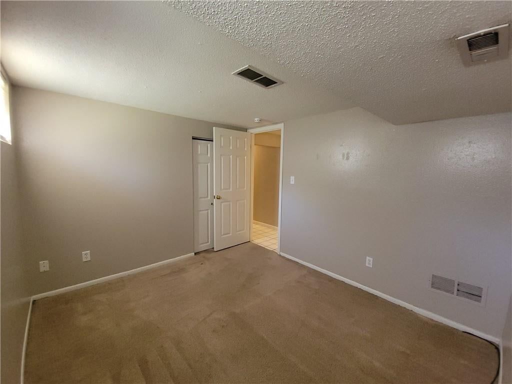 Photo 23 of 29 - 205 NE Westwind Drive, Lee's Summit, MO 64086