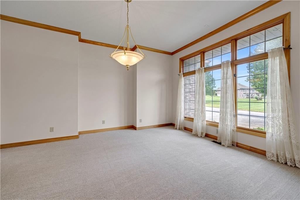 Photo 4 of 39 - 15613 Cedar Lane, Basehor, KS 66007