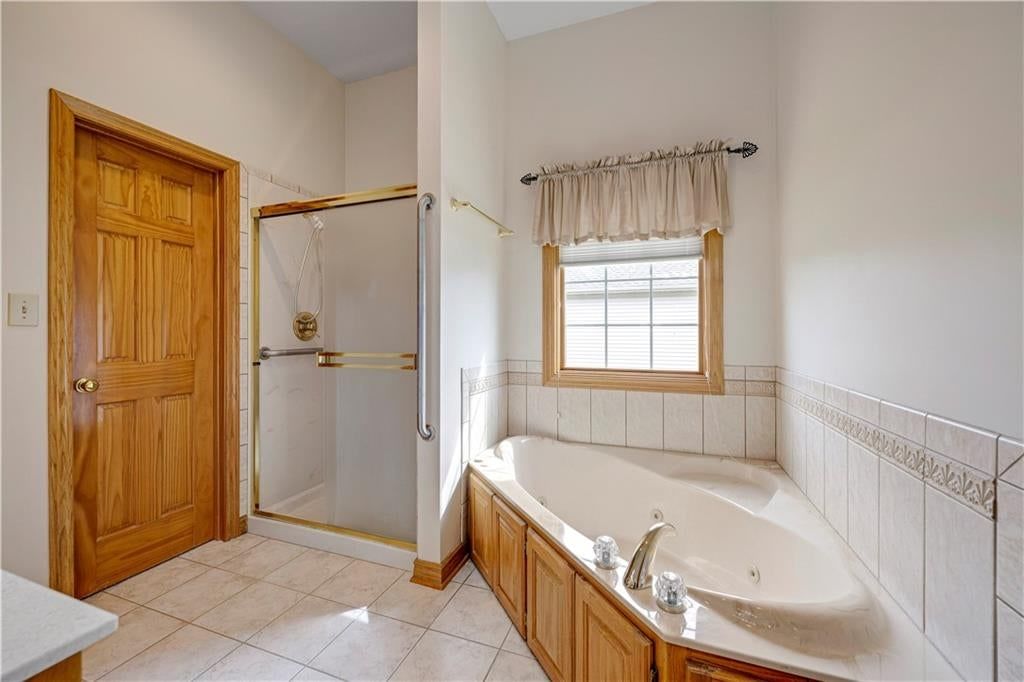 Photo 12 of 39 - 15613 Cedar Lane, Basehor, KS 66007