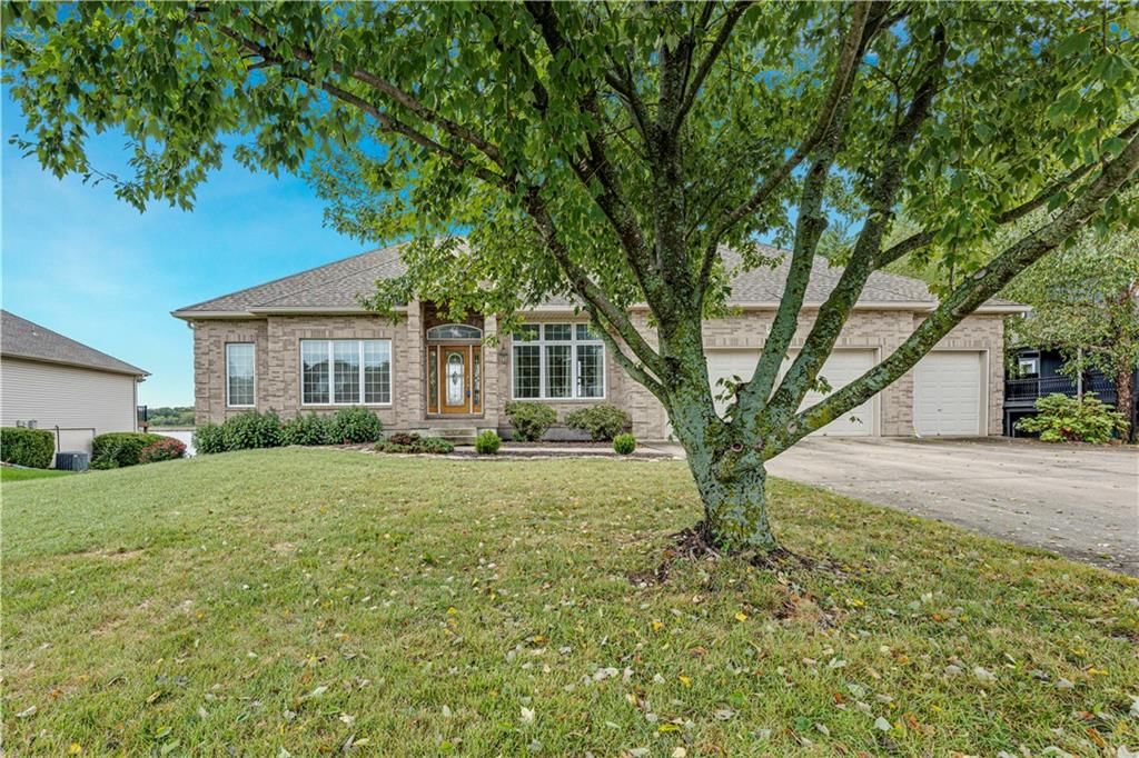 Photo 17 of 39 - 15613 Cedar Lane, Basehor, KS 66007