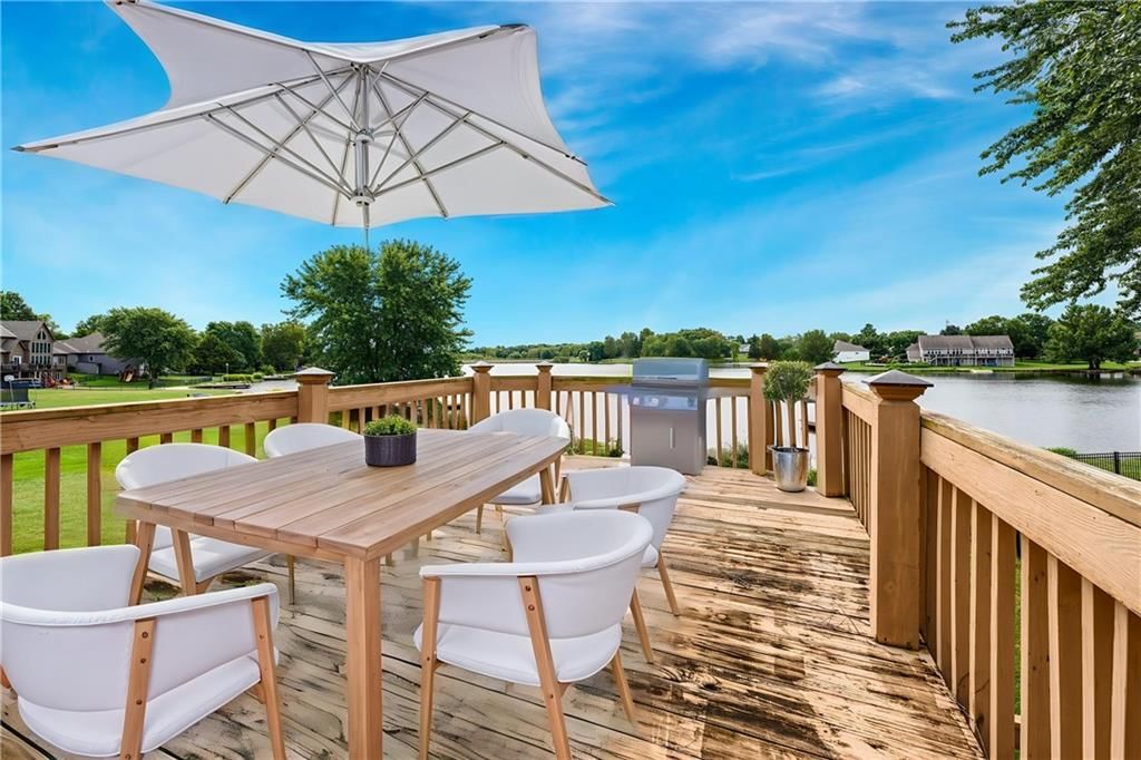 Photo 23 of 39 - 15613 Cedar Lane, Basehor, KS 66007